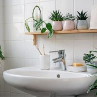 Modernes-weises-Badezimmer-mit-Bambusregal-und-Badezimmer-Pflanzen