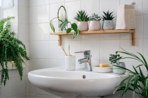 Modernes-weises-Badezimmer-mit-Bambusregal-und-Badezimmer-Pflanzen
