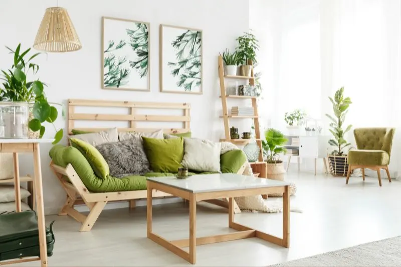 schones-helles-wohnzimmer-mit-vielen-zimmerpflanzen