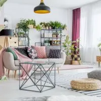 schones-wohnzimmer-mit-vielen-pflanzen