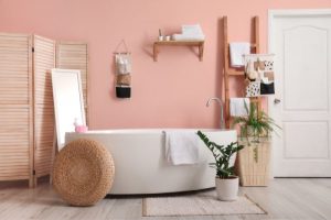Rosa-Badezimmer-mit-Pflanzen