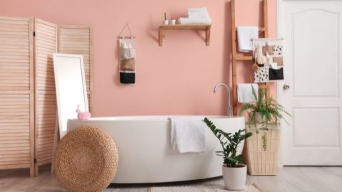 Rosa-Badezimmer-mit-Pflanzen