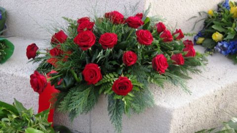 Grabblumen-Auswahlen_-Die-Richtigen-Blumenarten-Fur-Das-Ewige-Andenken