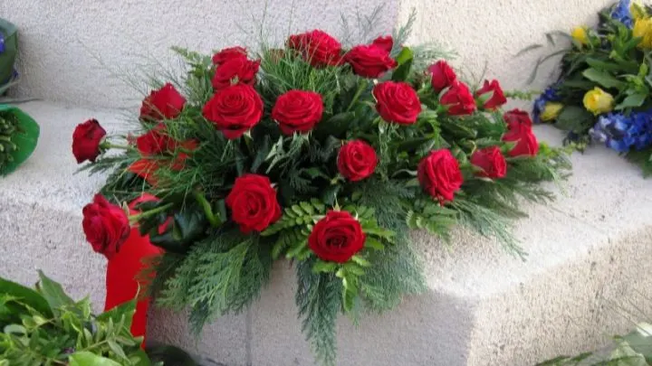 Grabblumen Auswählen: Die Richtigen Blumenarten Für Das Ewige Andenken