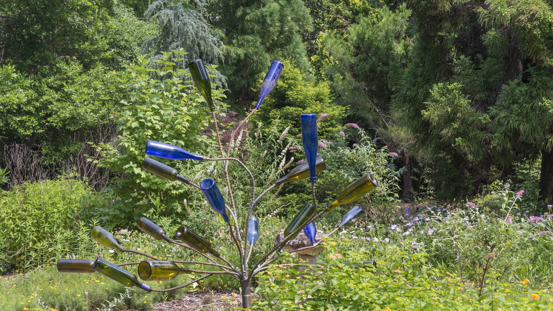 Die Bedeutung, wenn man Glasflaschen an einem Baum hängen sieht