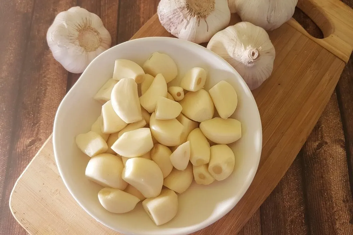 peeled garlic